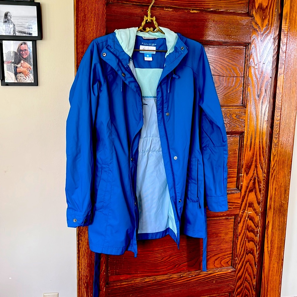 Like new.  Size large. Rain jacket.